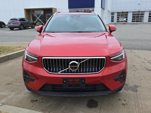 2025 Volvo XC40 B5 Ultra Bright Theme