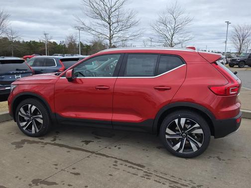 2025 Volvo XC40 B5 Ultra Bright Theme