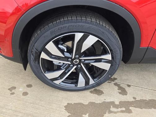 2025 Volvo XC40 B5 Ultra Bright Theme