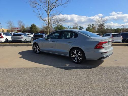 2024 Volvo S60 B5 Plus Dark Theme