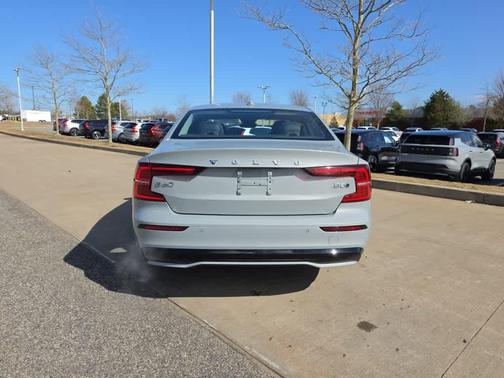 2024 Volvo S60 B5 Plus Dark Theme