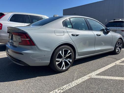 2024 Volvo S60 B5 Plus Dark Theme
