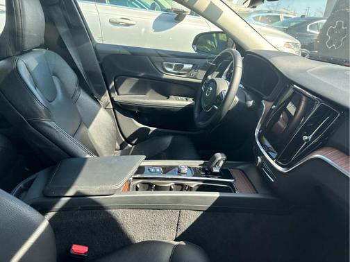 2024 Volvo S60 B5 Plus Dark Theme