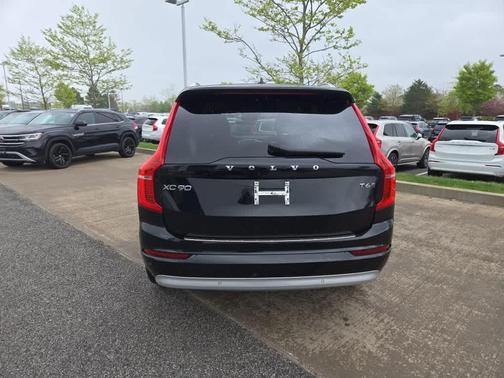 2022 Volvo XC90 T6 Momentum 6 Passenger