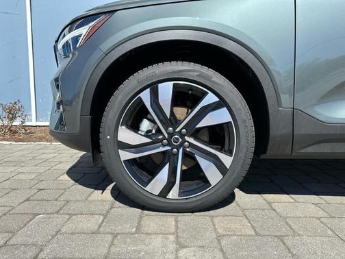 Green 2026 Volvo XC40 B5 Ultra