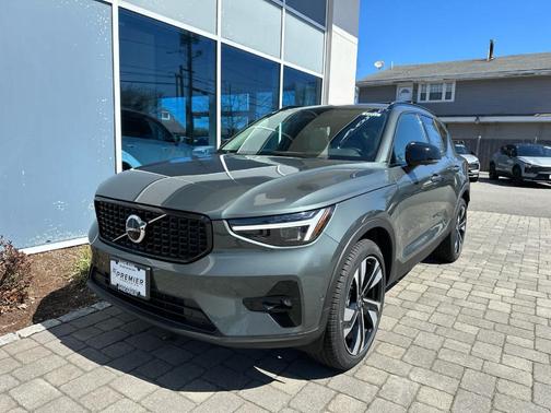 Green 2026 Volvo XC40 B5 Ultra