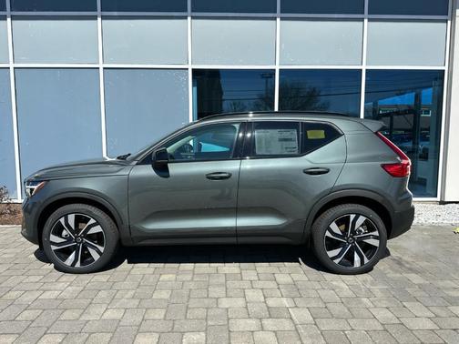 Green 2026 Volvo XC40 B5 Ultra
