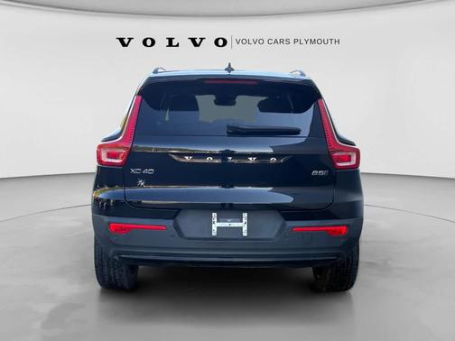 Onyx Black Metallic 2024 Volvo XC40 B5 Plus Dark Theme