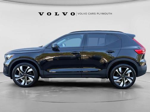 Onyx Black Metallic 2024 Volvo XC40 B5 Plus Dark Theme