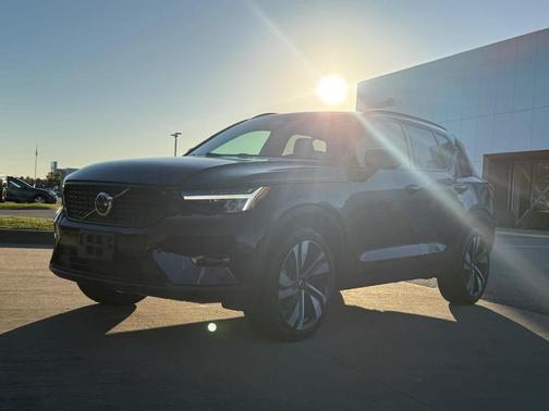 2023 Volvo XC40 B5 Plus Dark Theme