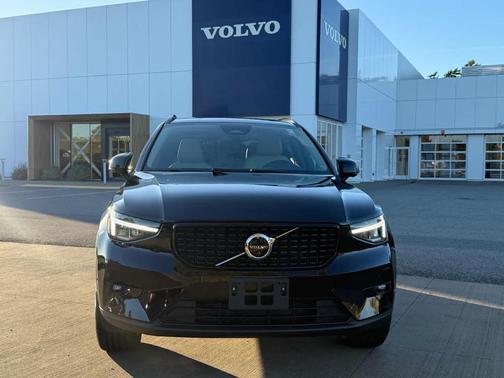 2023 Volvo XC40 B5 Plus Dark Theme