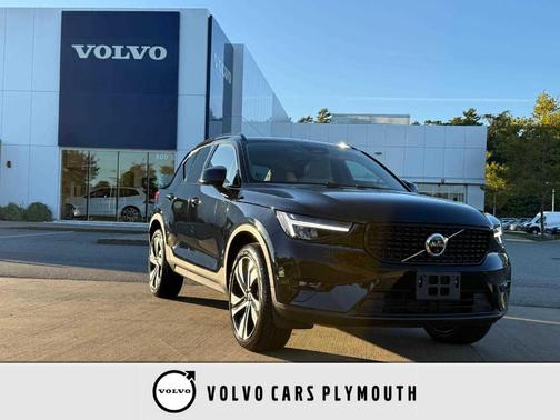 2023 Volvo XC40 B5 Plus Dark Theme