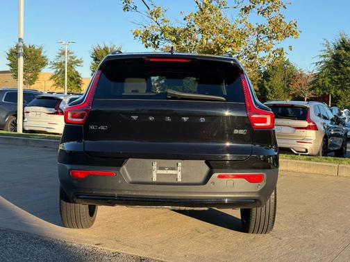 2023 Volvo XC40 B5 Plus Dark Theme