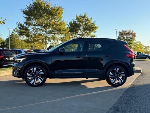 2023 Volvo XC40 B5 Plus Dark Theme