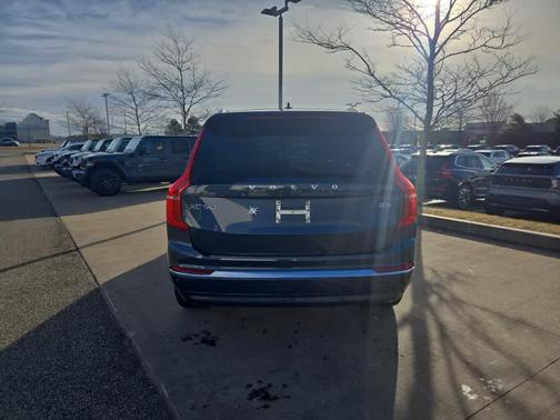 2023 Volvo XC90 B5 Plus