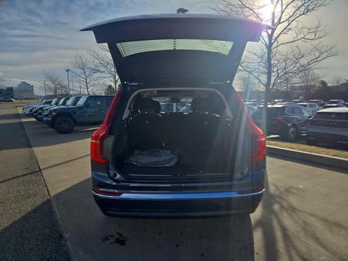 2023 Volvo XC90 B5 Plus