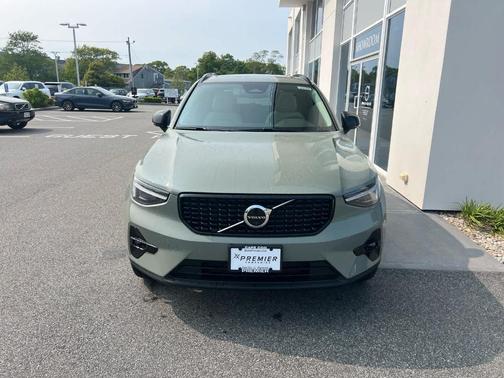 2025 Volvo XC40 B5 Plus Dark Theme