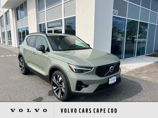 2025 Volvo XC40 B5 Plus Dark Theme