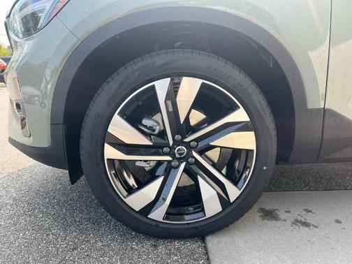 2025 Volvo XC40 B5 Plus Dark Theme