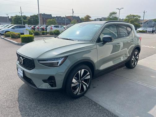 2025 Volvo XC40 B5 Plus Dark Theme