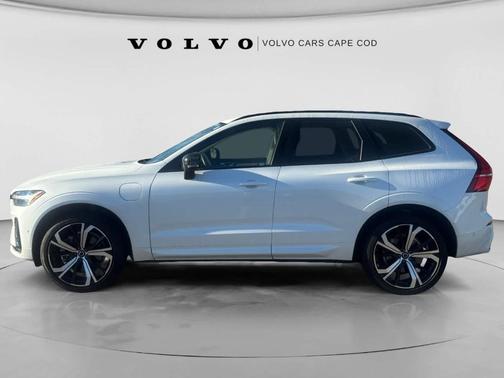 Crystal White Metallic 2025 Volvo XC60 Plug-In Hybrid T8 Ultra