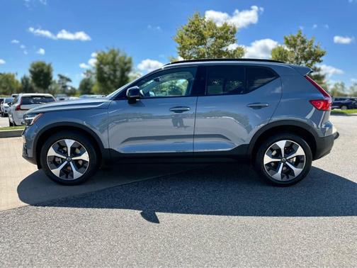 2023 Volvo XC40 B5 Plus Dark Theme