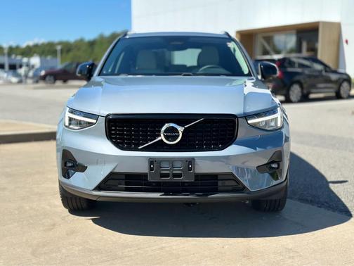 2023 Volvo XC40 B5 Plus Dark Theme