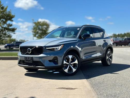 2023 Volvo XC40 B5 Plus Dark Theme