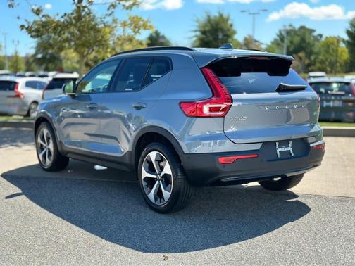 2023 Volvo XC40 B5 Plus Dark Theme