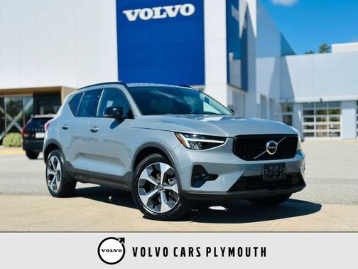 2023 Volvo XC40 B5 Plus Dark Theme