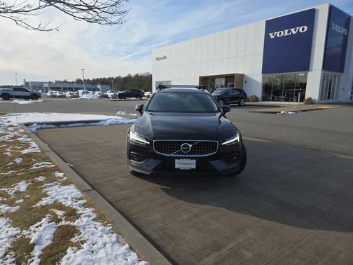 2025 Volvo V60 Cross Country B5 Plus