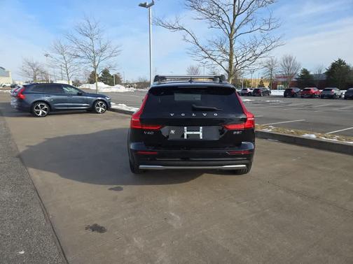 2025 Volvo V60 Cross Country B5 Plus