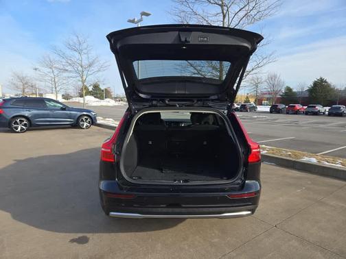 2025 Volvo V60 Cross Country B5 Plus