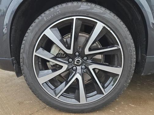 2022 Volvo XC90 T6 Momentum 7 Passenger