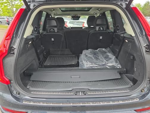2022 Volvo XC90 T6 Momentum 7 Passenger