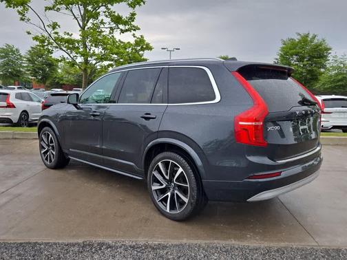 2022 Volvo XC90 T6 Momentum 7 Passenger