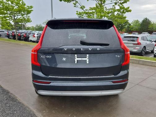 2022 Volvo XC90 T6 Momentum 7 Passenger