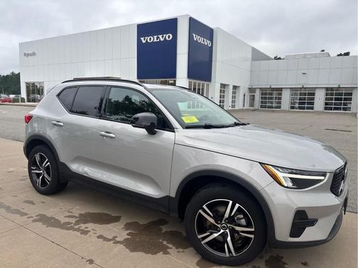Silver 2024 Volvo XC40 CORE THEME