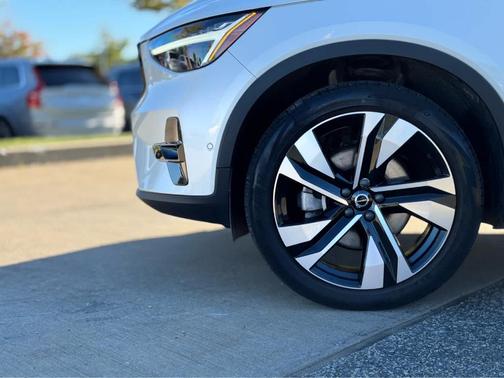 2024 Volvo XC40 B5 Plus Dark Theme