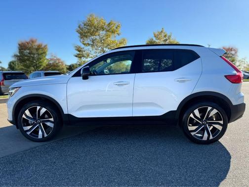 2024 Volvo XC40 B5 Plus Dark Theme