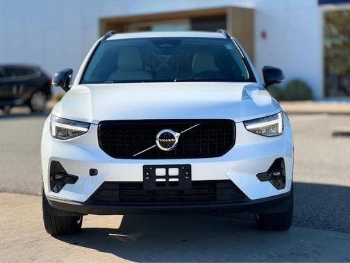 2024 Volvo XC40 B5 Plus Dark Theme