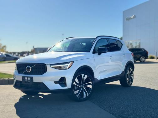 2024 Volvo XC40 B5 Plus Dark Theme