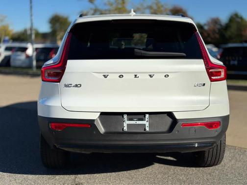 2024 Volvo XC40 B5 Plus Dark Theme