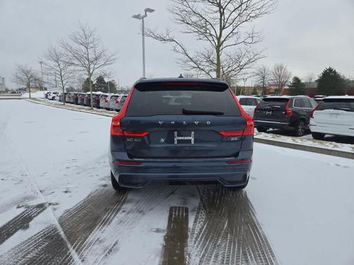 2023 Volvo XC60 B5 Plus Dark Theme