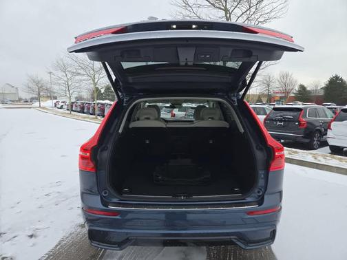 2023 Volvo XC60 B5 Plus Dark Theme