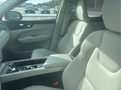 2023 Volvo XC60 B5 Plus Dark Theme