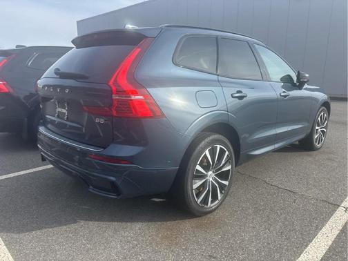 2023 Volvo XC60 B5 Plus Dark Theme