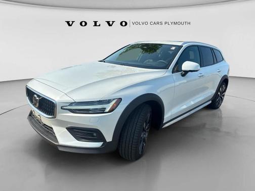 Crystal White Pearl 2026 Volvo V60 Cross Country B5 Ultra
