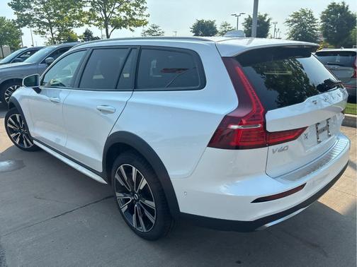 Crystal White Pearl 2026 Volvo V60 Cross Country B5 Ultra