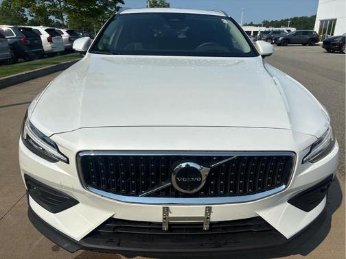 Crystal White Pearl 2026 Volvo V60 Cross Country B5 Ultra